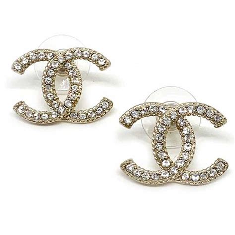 boucle d'oreille chanel femme|Boucles d'oreilles Chanel CC occasion .